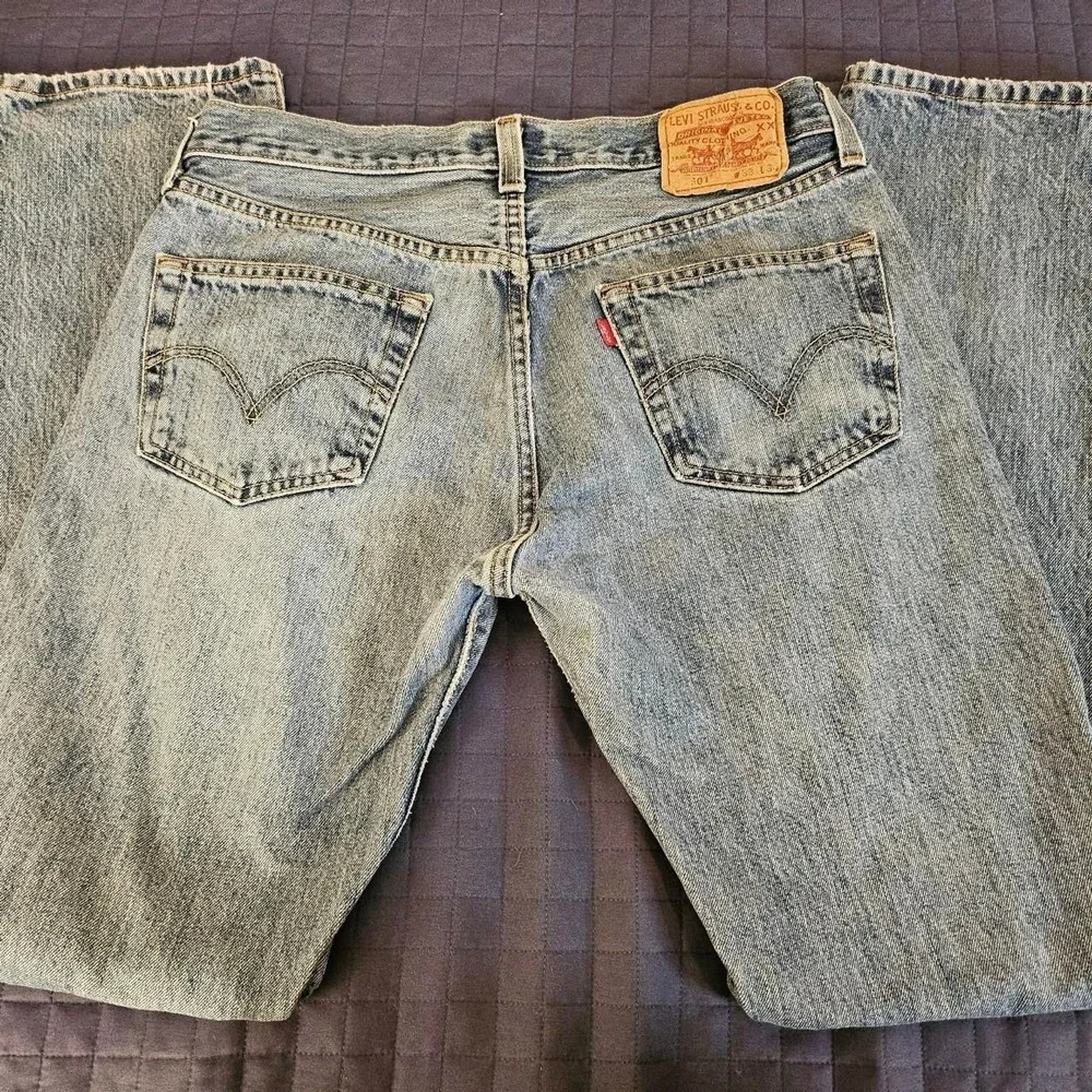 Distressed y2k 2009 levi 501 button fly jeans 33x34